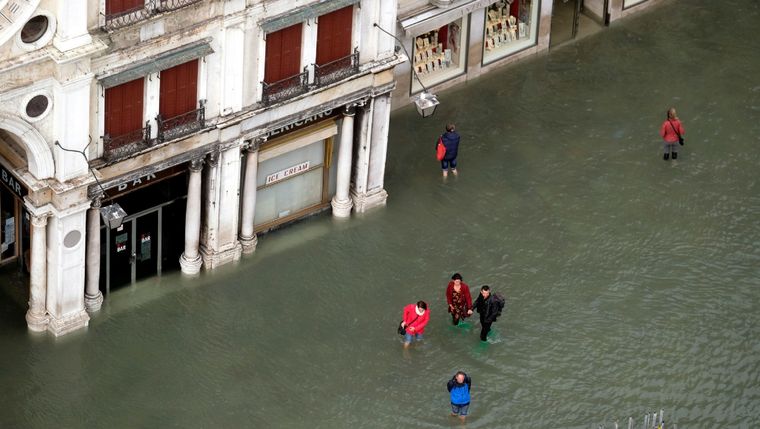 Las lluvias provocaron crecidas en los ríos que llegaron a las ciudaddes y causaron muertes y otros desastres