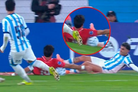 A Racing le cobraron un penal por un contacto de la pelota con la axila de un rival. A Racing le cobraron un penal por un contacto de la pelota con la axila de un rival.