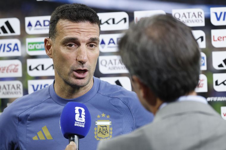El DT de la Selección argentina, Lionel Scaloni, habla al final de un partido del grupo F del Mundial de la FIFA 2026 entre Jordania y Argentina en el estadio AT&T Stadium en Dallas. El DT de la Selección argentina, Lionel Scaloni, habla al final de un partido del grupo F del Mundial de la FIFA 2026 entre Jordania y Argentina en el estadio AT&T Stadium en Dallas. 