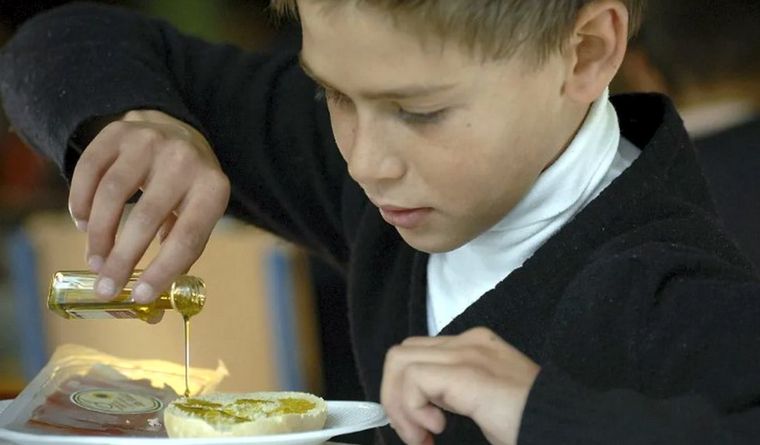 La buena alimentación es imprescindible para los niños. Foto: Efe.