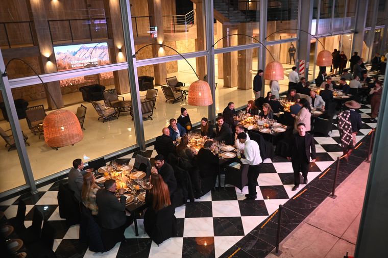 La cena, servida por Somos Catering, tuvo lugar entre los tanques de la flamante bodega del lugar. La cena, servida por Somos Catering, tuvo lugar entre los tanques de la flamante bodega del lugar.