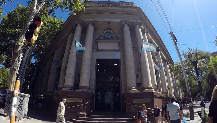 El Banco Nación. Foto: ALF PONCE MERCADO / MDZ