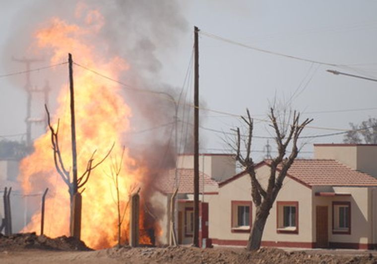 Impresionantes imágenes del incendio. Foto: Nacho Gaffuri / MDZ