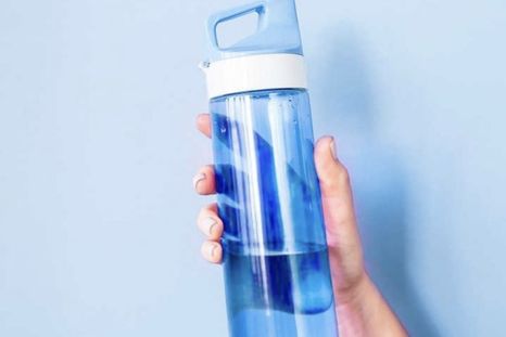 La limpieza frecuente evita la acumulación de bacterias en botellas reutilizables. Foto: Shutterstock La limpieza frecuente evita la acumulación de bacterias en botellas reutilizables. Foto: Shutterstock