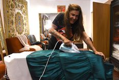 Dalila Tahan en pleno trabajo. Se prepara para vestir a las reinas en el Acto Central de la Fiesta Nacional de la Vendimia. Foto: Marcos Garcia/MDZ Dalila Tahan en pleno trabajo. Se prepara para vestir a las reinas en el Acto Central de la Fiesta Nacional de la Vendimia. Foto: Marcos Garcia/MDZ