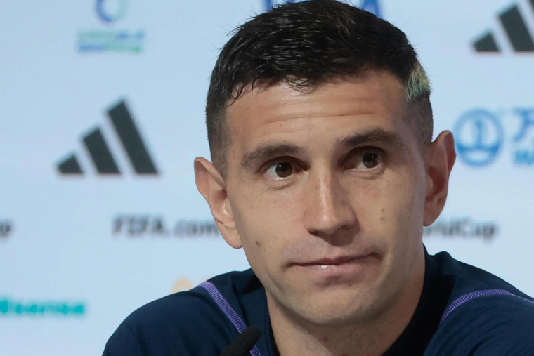 El Dibu se enojó por no salir en una hermosa foto. Foto: EFE