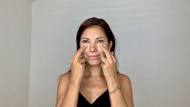 Este ejercicio mejorará la circulación sanguínea en la zona, esto ayudará a aclarar las ojeras, haciendo que la zona de debajo de los ojos tenga un aspecto saludable y juvenil Foto: Instagram @lolacastillo