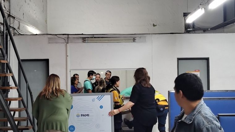 Un jubilado que padece de VIH se cubrió el cuerpo con combustible y amenazó con prenderse fuego en la puerta del PAMI en la ciudad de Córdoba. Foto: Twitter @pierinapropato