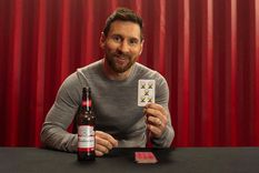El astro argentino con la emblemática carta, premonitoria del tercer Mundial que ganaría la Selección Argentina de fútbol en Qatar 2022. Foto: Budweiser Global