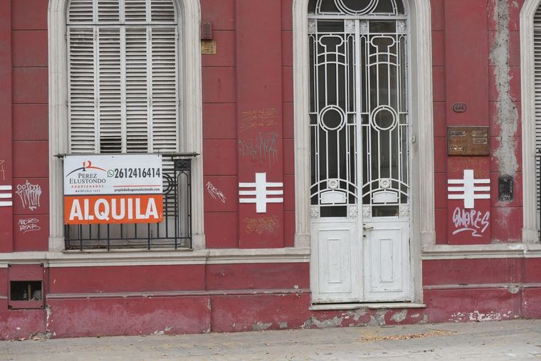 Según una encuesta, el 63% de los inquilinos se tiene que endeudar para poder pagar el alquiler Foto: Maximiliano Ríos/MDZ