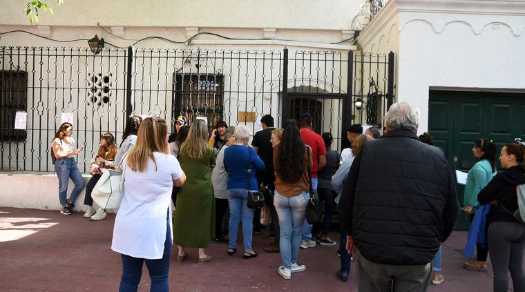 Cientos de personas acudieron a los consulados tras conocerse la entrada en vigencia de la Ley de Nietos Foto: ALF PONCE MERCADO / MDZ