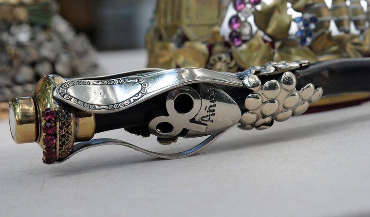 Un detalle muy especial en el cetro: "90 años" de Vendimia. Un detalle muy especial en el cetro: "90 años" de Vendimia.