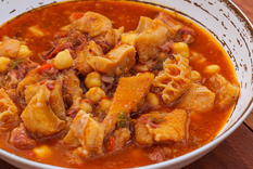 La receta de callos a la madrileña se remonta a las tabernas tradicionales de Madrid.