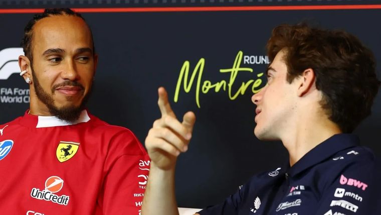 Lewis Hamilton (Ferrari) junto a Franco Colapinto (Alpine). Lewis Hamilton (Ferrari) junto a Franco Colapinto (Alpine).