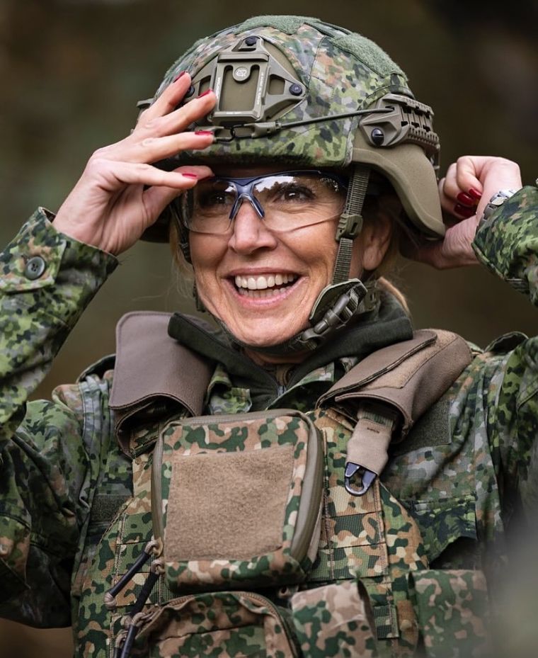 La reina Máxima de los Países Bajos se puso casco, chaleco y gafas tácticas para participar de un entrenamiento en Harderwijk. La reina Máxima de los Países Bajos se puso casco, chaleco y gafas tácticas para participar de un entrenamiento en Harderwijk.