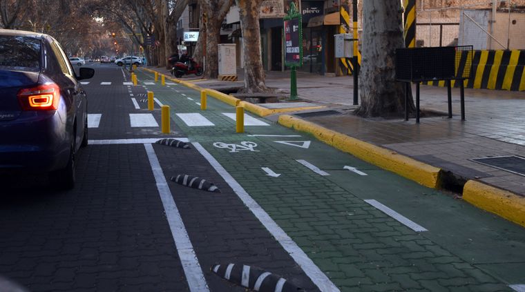 El ciclista grabó los peores obstáculos en la ciclovía del centro de Mendoza. El ciclista grabó los peores obstáculos en la ciclovía del centro de Mendoza.