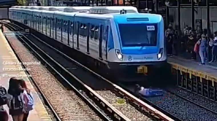 La mujer decidió lanzarse frente a la formación