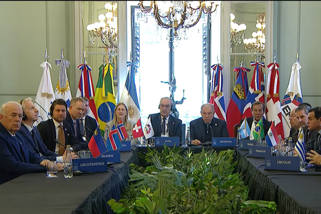 Los cancilleres del Mercosur y funcionarios de la EFTA anunciaron el tratado de libre comercio entre ambos bloques económicos. Los cancilleres del Mercosur y funcionarios de la EFTA anunciaron el tratado de libre comercio entre ambos bloques económicos.