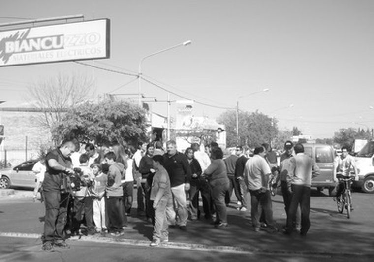 Los comerciantes cortaron la calle Maza.