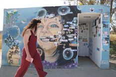 Una mujer observa monumentos conmemorativos a las víctimas en un refugio antiaéreo que murieron durante el ataque de Hamas del 07 de octubre cerca de la frontera con la Franja de Gaza Foto: EFE/EPA/ABIR SULTAN