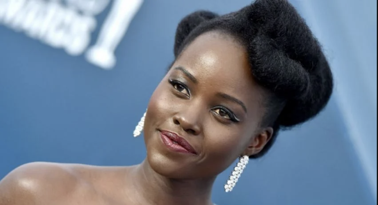 La actriz deslumbra con un diseño estilo naked dress de Gucci en color vinotinto con escote profundo.