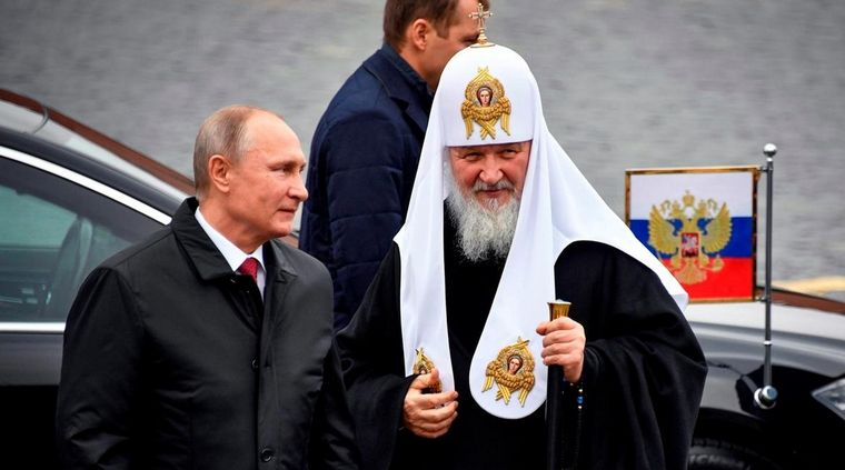 El patriarca Cirilo o Kiril, junto a Vladimir Putin. Foto: Dw.