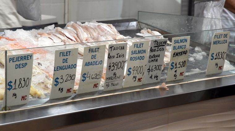 Con el pescado y mariscos por las nubes, la gente busca otras opciones para cumplir con la tradición de no comer carne los Viernes Santo Foto: ALF PONCE MERCADO / MDZ