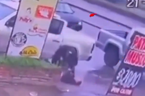 El momento en el que asesinaron al policía de un tiro en el pecho quedó registrado por las cámaras de seguridad. El momento en el que asesinaron al policía de un tiro en el pecho quedó registrado por las cámaras de seguridad.