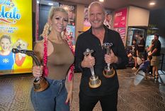 La productora Verónica Vaira y el humorista Andrés Teruel, con tres de los cinco premios Carlos que ganó el espectáculo Trum Malambo. La productora Verónica Vaira y el humorista Andrés Teruel, con tres de los cinco premios Carlos que ganó el espectáculo Trum Malambo.