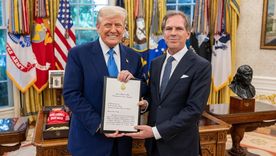 Alec Oxenford junto a Donald Trump