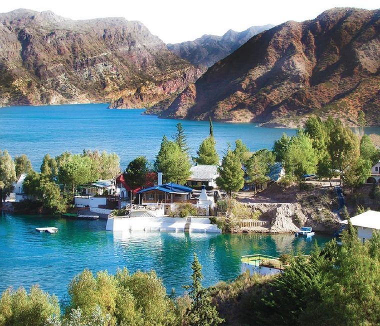 La transparencia del agua recuerda a paisajes tropicales, pero está en pleno corazón cuyano. Foto: Archivo La transparencia del agua recuerda a paisajes tropicales, pero está en pleno corazón cuyano. Foto: Archivo