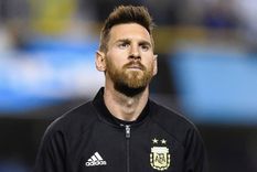Parte de lo recaudado de la obra autografiada por Messi se donará a la ONG Dar es dar para su lucha con la desnutrición infantil Foto: @Argentina