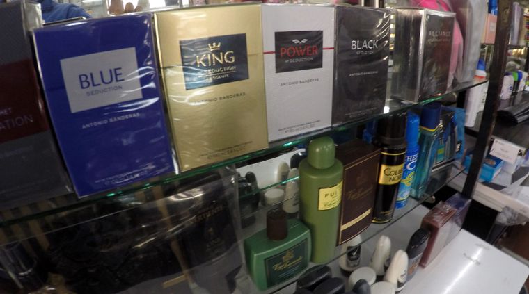 La Anmat prohibió una marca de perfumes artesanales por no contar con inscripción sanitaria y por reportes de dermatitis.