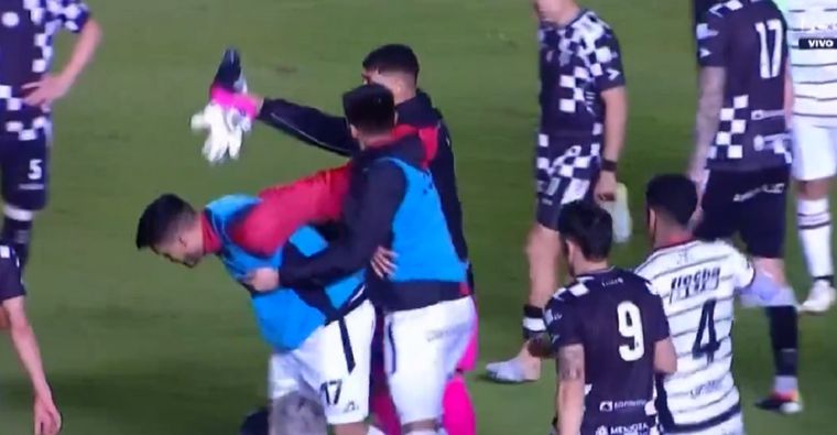 Los disturbios se desencadenaron tras el final del encuentro. Foto: Captura