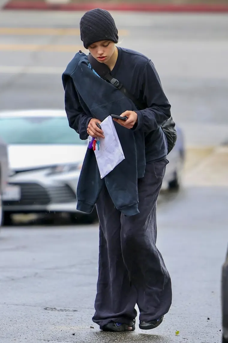 Shiloh Jolie fue vista con un nuevo piercing. Shiloh Jolie fue vista con un nuevo piercing.