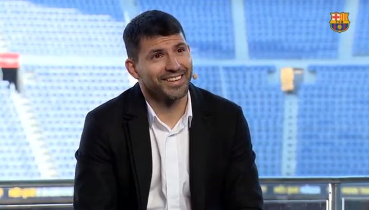 Pese a su tristeza, el Kun no dejó de bromear Foto: FC Barcelona