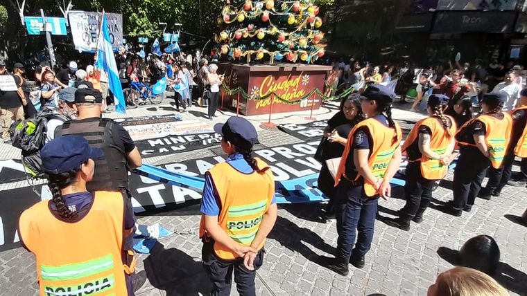 Una de las marchas antimineras realizadas en el Kilómetro Cero a fines del año pasado. Una de las marchas antimineras realizadas en el Kilómetro Cero a fines del año pasado.