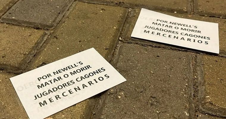 Los panfletos amenazantes contra el plantel de Newell's en las calles de Rosario. Los panfletos amenazantes contra el plantel de Newell's en las calles de Rosario.