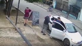 Un hombre y su hija adolescente fueron apuntados con armas por delincuentes que les robaron el auto Foto: Captura de video
