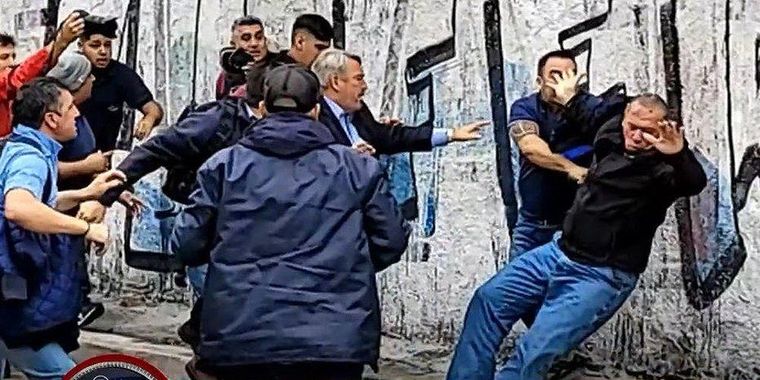 Paro de colectivos por el homicidio de un chofer y violencia ante la llegada de Sergio Berni. Foto: Twitter: @mauroszeta