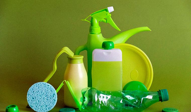 Científicos desarrollan material biodegradable que podría reemplazar al plástico de uso cotidiano y reducir la contaminación global.