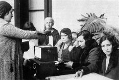 un dia como hoy se sancionaba el voto femenino en argentina