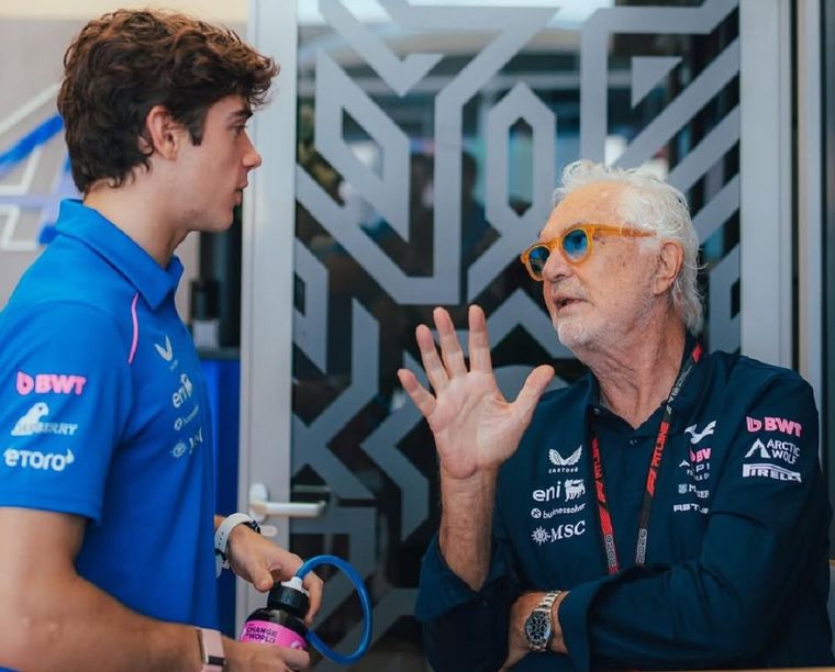 Flavio Briatore, distendido junto a Franco Colapinto.&nbsp;