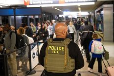 Organizaciones proinmigrantes y abogados de inmigración señalan un aumento de detenciones en aeropuertos, incluidos casos de personas con visas vencidas pero con procesos migratorios abiertos.