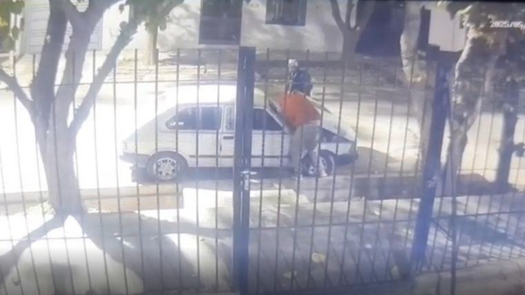 El momento en que los malvivientes sustrajeron la batería. Foto: MDZ.