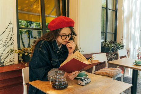 La estética intelectual mezcla literatura, moda clásica y espacios culturales en la nueva tendencia global. La estética intelectual mezcla literatura, moda clásica y espacios culturales en la nueva tendencia global.