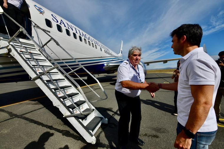 Nacho Torres recibió el avión hidrante en Esquel. Nacho Torres recibió el avión hidrante en Esquel.