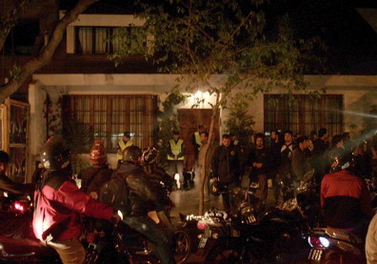 Unos 150 motociclistas protestaron frente a la casa de Fayad. Foto: MDZ