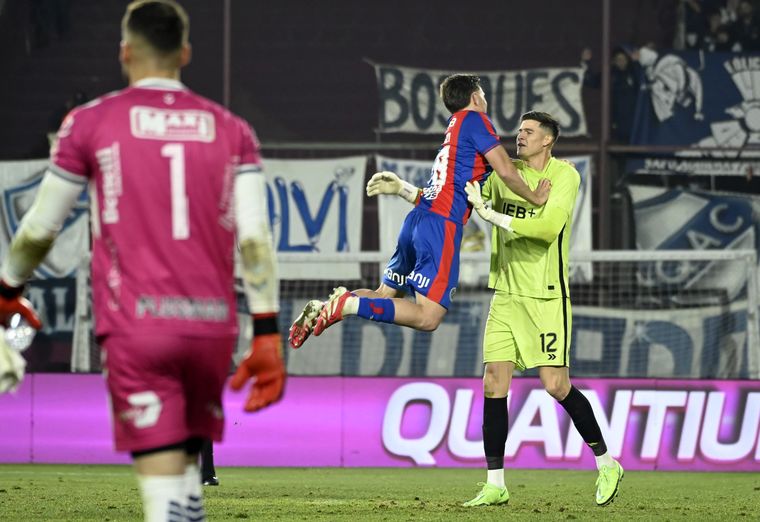 Orlando Gill atajó un penal en la definición y otra vez se convirtió en el héroe de San Lorenzo. Orlando Gill atajó un penal en la definición y otra vez se convirtió en el héroe de San Lorenzo.