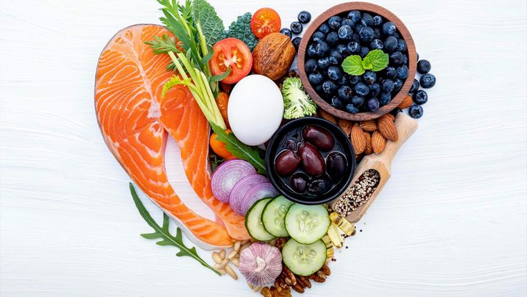 La Asociación Estadounidense del Corazón - máximo referente científico en materia de cardiología en Estados Unidos-  recomendó una serie de alimentos equilibrados para fortalecer ese órgano vital y bajar los riesgos de enfermedades cardiovasculares, la principal causa de muerte en casi todo el mundo.. Foto: ecteezy.com